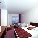Lipa 4*