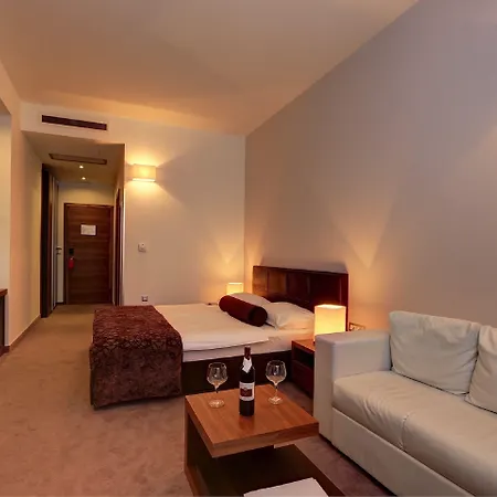 فندق Lipa 4*